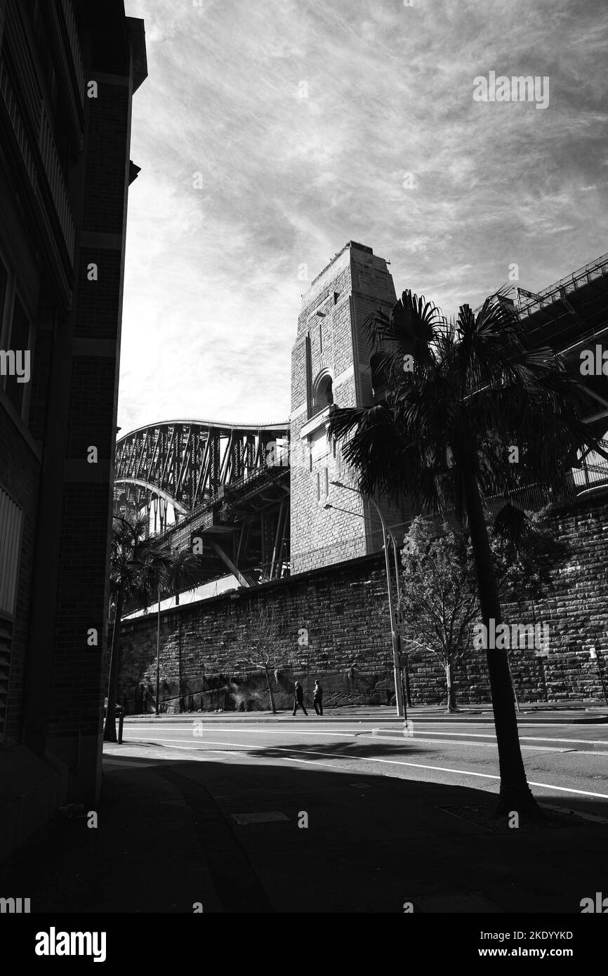 Une échelle de gris verticale de l'ancien Sydney Harbour Bridge Banque D'Images