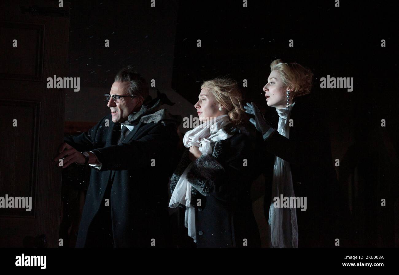 l-r: Mark Strong (Donald Dodd), Hope Davis (Ingrid Dodd), Elizabeth Debicki (Mona Sanders) dans LA GRANGE ROUGE par David Hare au Lyttelton Theatre, National Theatre (NT), Londres SE1 17/10/2016 après le roman 'la main' de Georges Simenon design: Bunny Christie Lighting: Paule Constable réalisateur: Robert Icke Banque D'Images