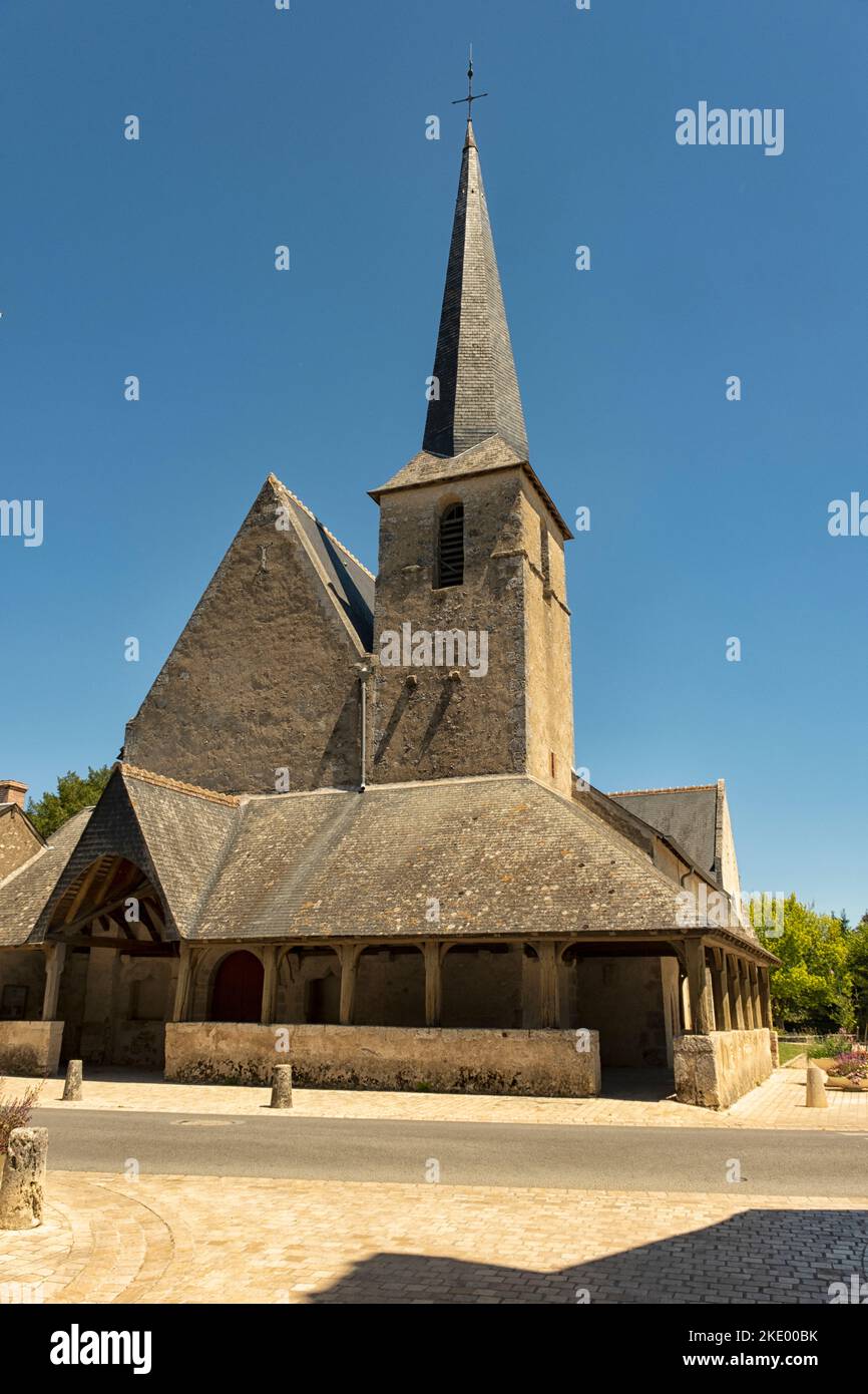 L'église Saint Etienne de Cheverny, datant du 12th siècle, a comme beaucoup d'autres en Sologne un porche "enveloppant" (caquetoire en français) Banque D'Images