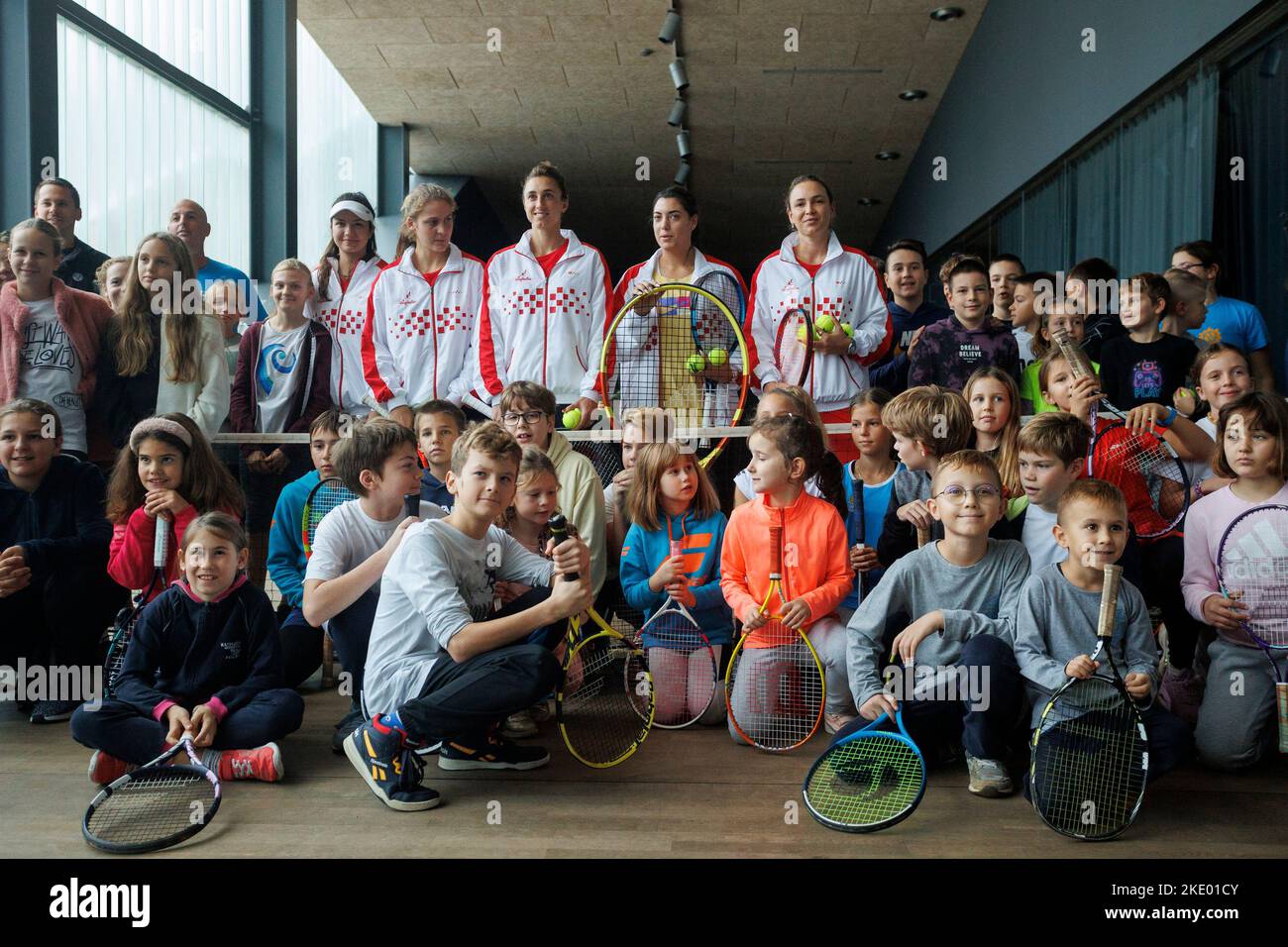 Rijeka, Croatie. 09th novembre 2022. Petra Marcinko, Tara Wurth, Petra Martic, Ana Konjuh et Donna Vekic de Croatie posent avec des enfants pendant la Journée des enfants avant le match de la coupe du Roi Jean Billie entre la Croatie et l'Allemagne, sur 9 novembre 2022 à Rijeka, Croatie. Photo: Nel Pavletic/PIXSELL Credit: Pixsell photo & Video Agency/Alay Live News Banque D'Images