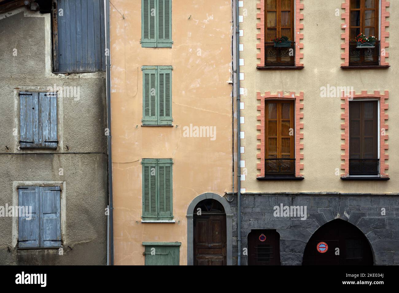 Motif de fenêtres et volets fermés des anciennes maisons ou immeubles d'appartements dans la vieille ville ou le quartier historique de Seyne-les-Alpes Alpes-de-haute-Provence France Banque D'Images