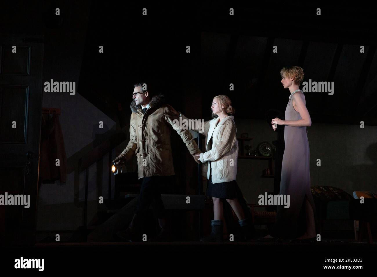 l-r: Mark Strong (Donald Dodd), Hope Davis (Ingrid Dodd), Elizabeth Debicki (Mona Sanders) dans LA GRANGE ROUGE par David Hare au Lyttelton Theatre, National Theatre (NT), Londres SE1 17/10/2016 après le roman 'la main' de Georges Simenon design: Bunny Christie Lighting: Paule Constable réalisateur: Robert Icke Banque D'Images