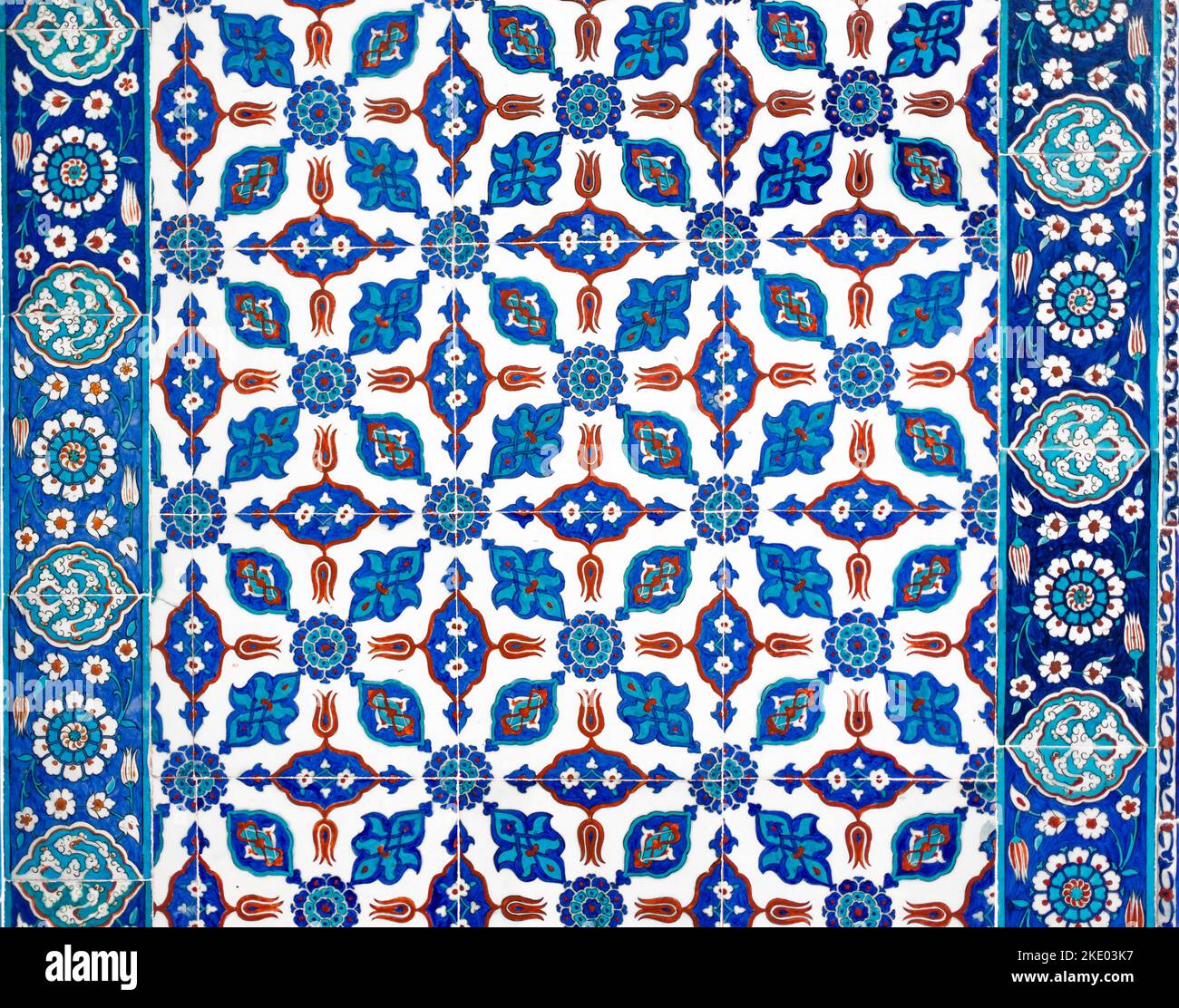 Anciens carreaux turcs ottomans fabriqués à la main avec des motifs floraux de la mosquée Rustem Pasha à Istanbul, Turquie. Banque D'Images