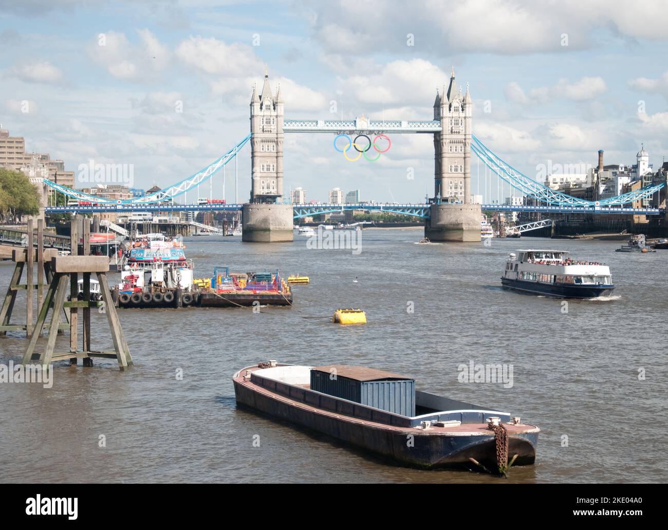 Tower Bridge avec symbole olympique, City of London, Londres, Royaume-Uni Banque D'Images