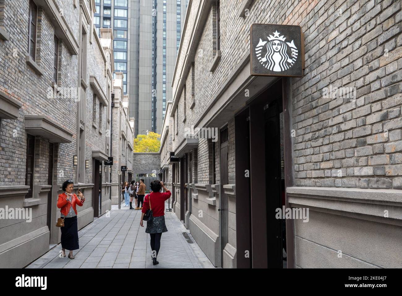 SHANGHAI, CHINE - 9 NOVEMBRE 2022 - Vue d'ensemble du magasin de concept de patrimoine immatériel Starbucks à Shanghai, Chine, 9 novembre 2022. Banque D'Images