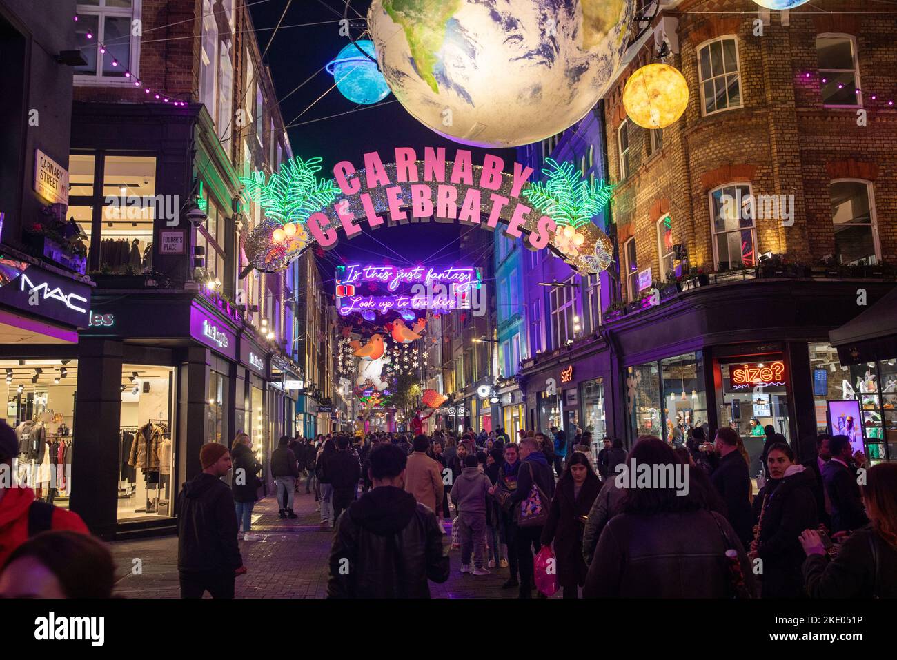 L'installation de Christmas Lights de Carnaby Street 'Carnaby Celebores' est activée à Soho, Londres, le 8th novembre 2022, le célèbre 25 ans de l'exposition saisonnière. Banque D'Images