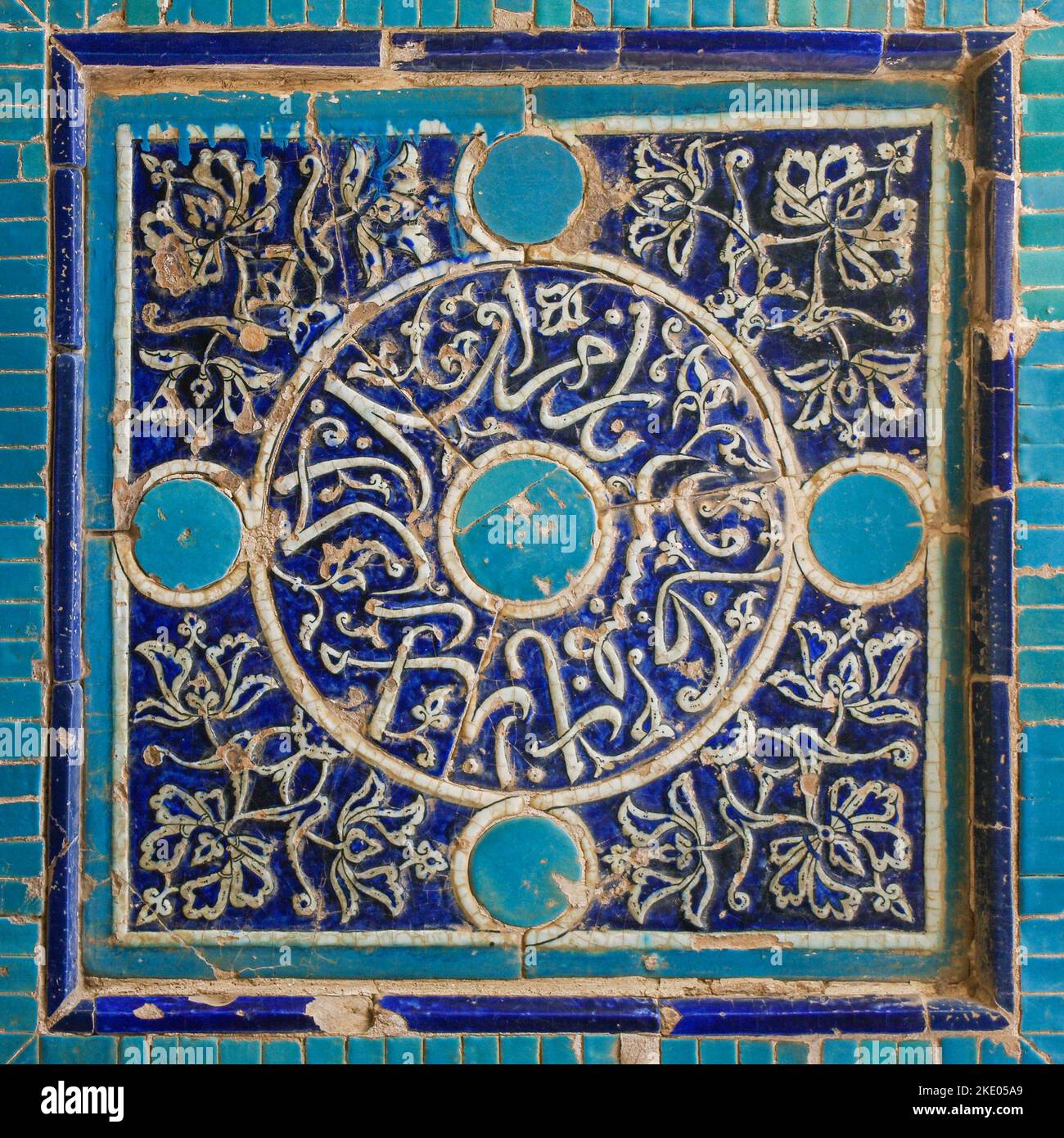 Décoration florale et géométrique bleue et turquoise sur le mur du mausolée islamique à la nécropole de Shah-i-Zinda, classée au patrimoine mondial de l'UNESCO, Samarkand, Ouzbékistan Banque D'Images