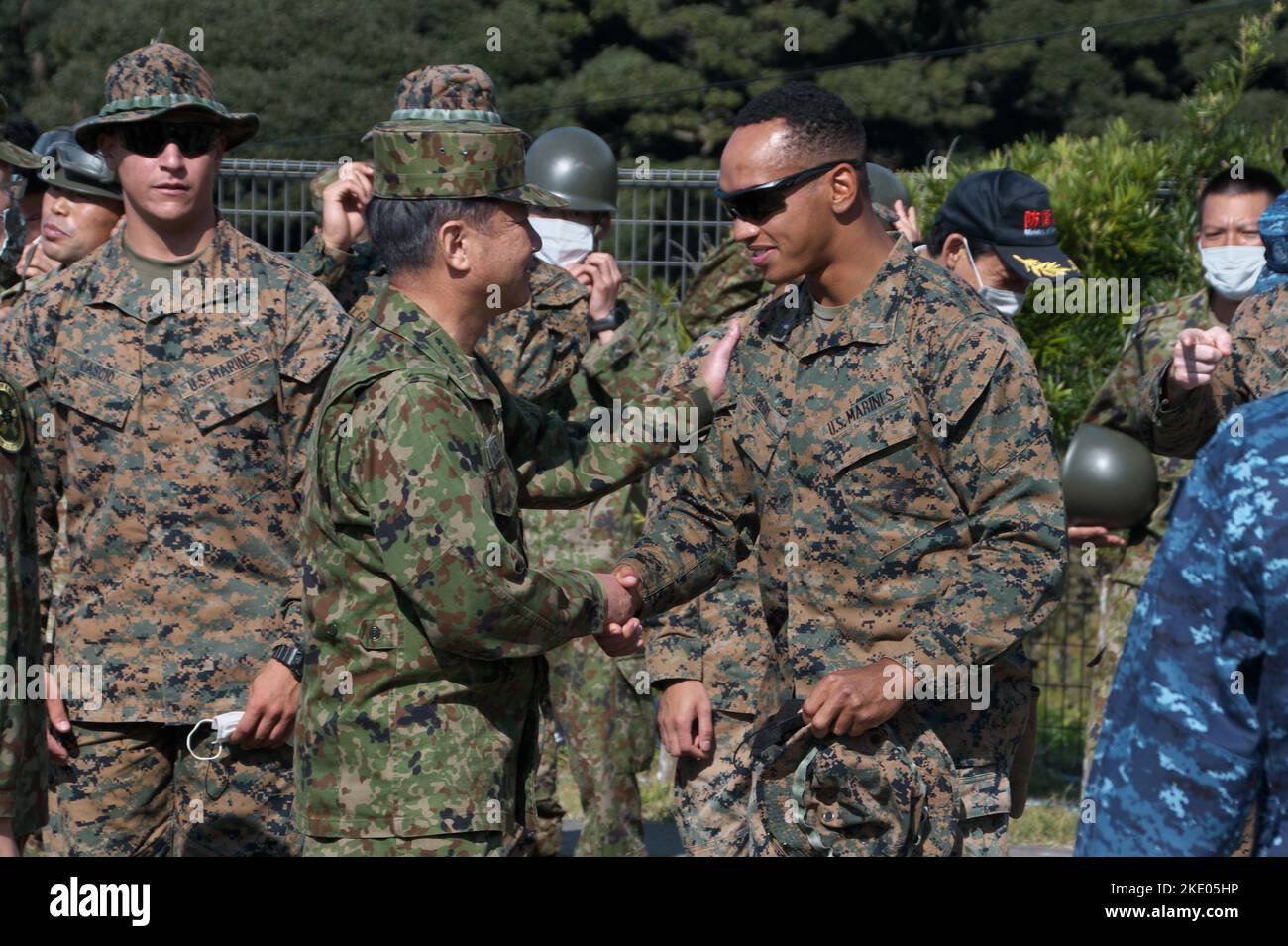 Kozushima, Japon. 09th novembre 2022. Le Chef d'état-major, état-major interarmées des Forces d'autodéfense japonaises, le général Koji Yamazaki(L2), parle mercredi avec des membres du corps américain des Marines lors de l'exercice conjoint de secours en cas de catastrophe au Japon et aux États-Unis à l'île de Kozushima, à Tokyo, au Japon, au 9 novembre 2022. Photo par Keizo Mori/UPI crédit: UPI/Alay Live News Banque D'Images