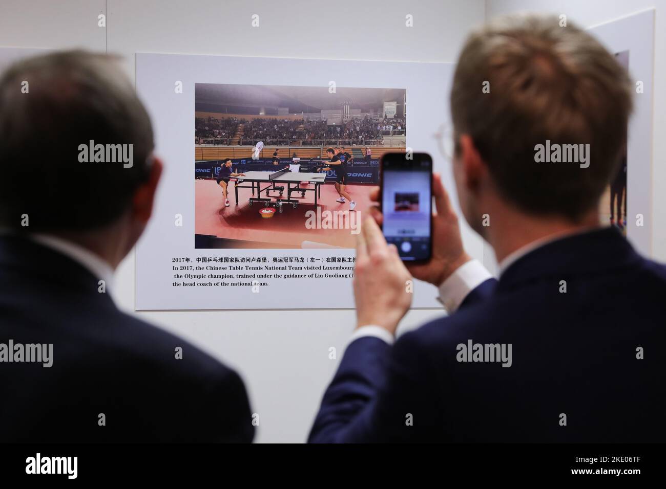 Luxembourg. 8th novembre 2022. Les gens visitent un salon de photo au Centre culturel de la Chine à Luxembourg, le 8 novembre 2022. Le Centre culturel de la Chine à Luxembourg a été inauguré ici mardi à l'approche du 50th anniversaire des relations diplomatiques entre les deux pays. Credit: Zheng Huansong/Xinhua/Alay Live News Banque D'Images