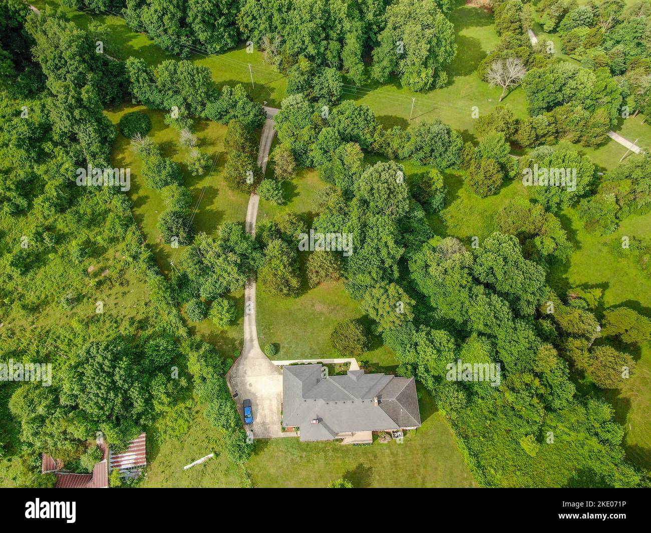 Une vue aérienne d'une maison sur un pré vert à Cookeville, Tennessee, entouré d'arbres verts Banque D'Images