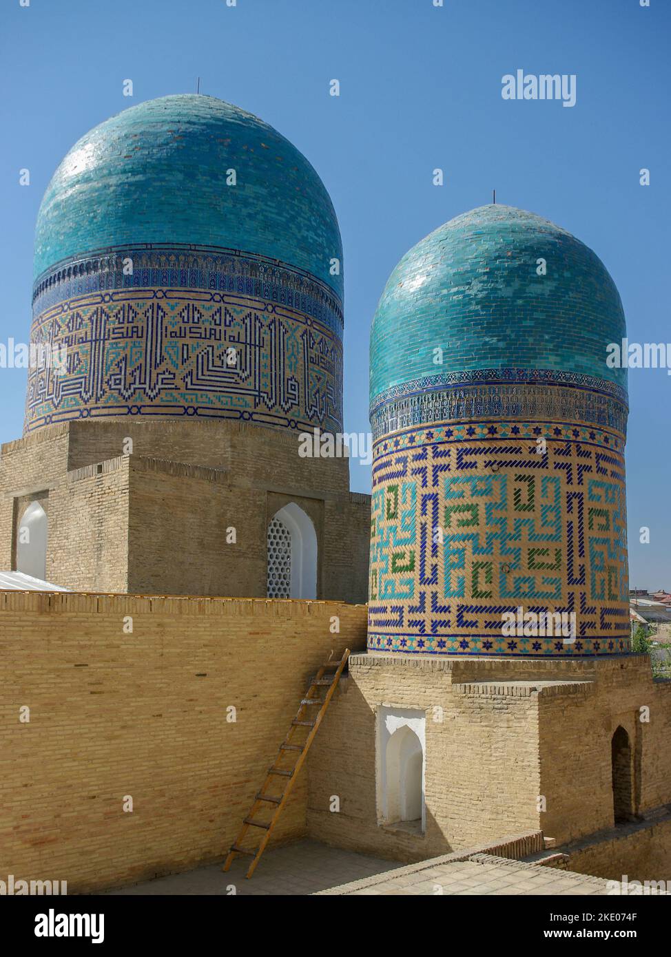 Vue verticale du célèbre mausolée à double coupole dans la nécropole de Shah-i-Zinda, classée au patrimoine mondial de l'UNESCO, Samarkand, Ouzbékistan Banque D'Images