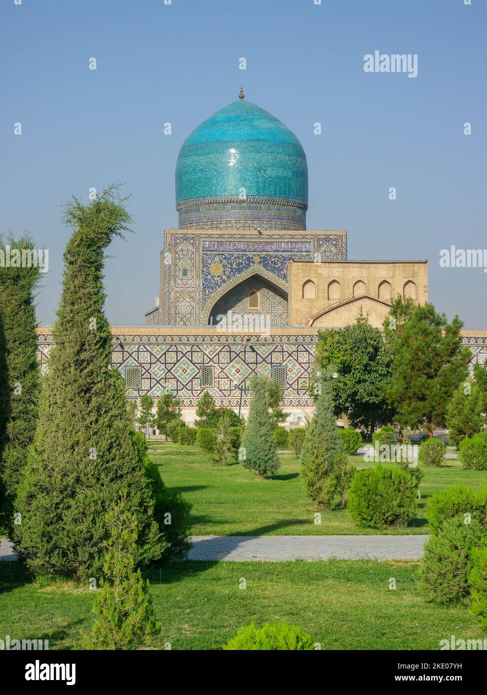 Vue sur le paysage du dôme bleu Tilya Kori madrassa et décor en mosaïque depuis l'extérieur de la place du Registan dans Samarkand, classé au patrimoine mondial de l'UNESCO Banque D'Images