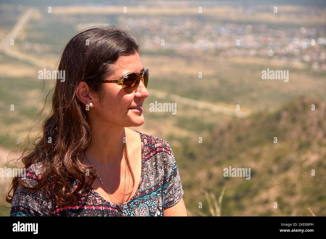 portrait d'une femme en lunettes de soleil Banque D'Images