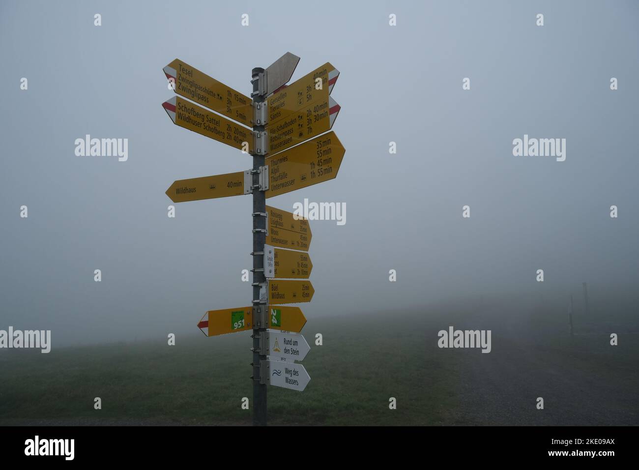 Chemin de randonnée suisse dans le brouillard Banque D'Images