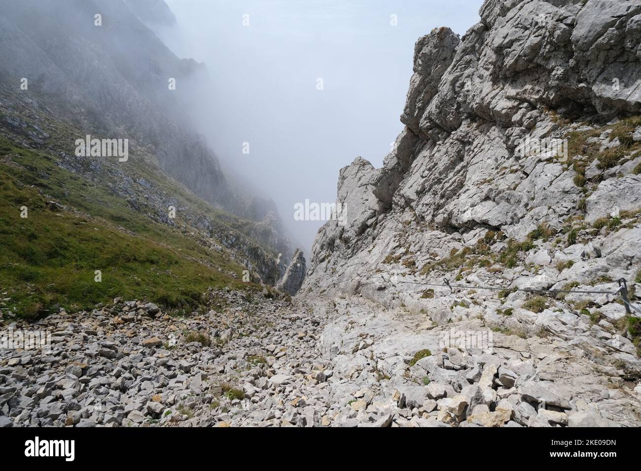 Descente abrupte sur un sentier de randonnée de montagne suisse. Banque D'Images