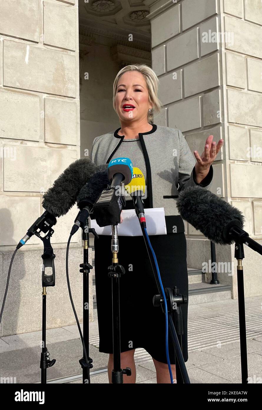 La vice-présidente de Sinn Fein, Michelle O'Neill, s'adresse aux médias à l'extérieur des édifices du Parlement à Belfast, au sujet de la prolongation de la date limite pour convoquer des élections en Irlande du Nord. Date de la photo: Mercredi 9 novembre 2022. Banque D'Images