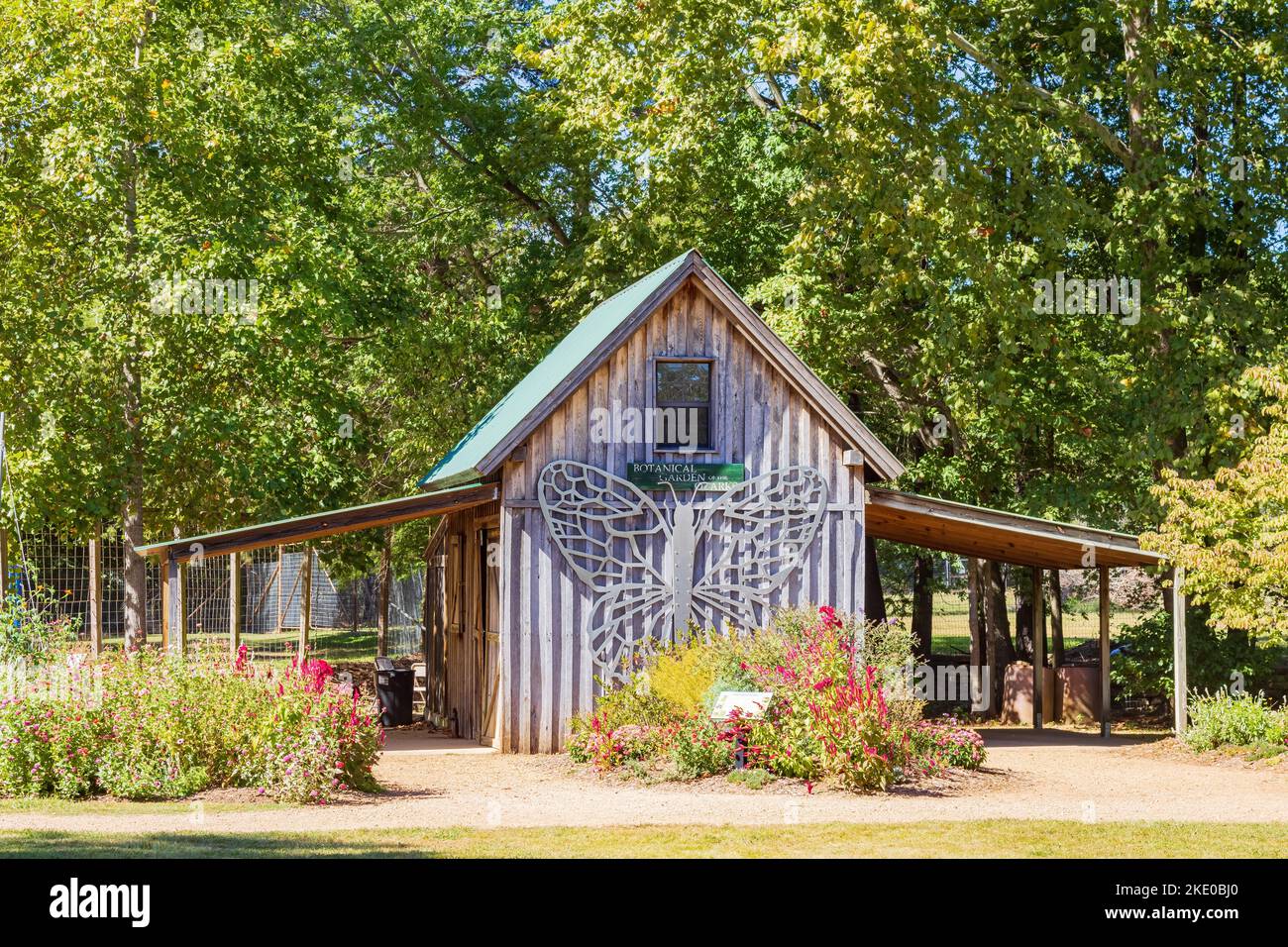 Arkansas, OCT 2 2022 - vue extérieure ensoleillée sur le jardin botanique des Ozarks Banque D'Images
