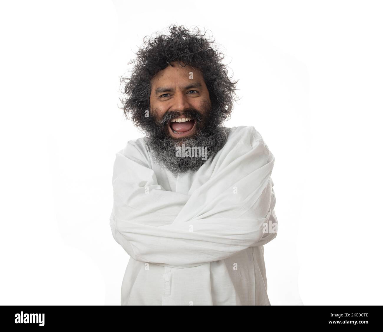 Gros plan d'un homme mental qui hurle à haute voix dans une chemise de force sur un fond blanc Banque D'Images