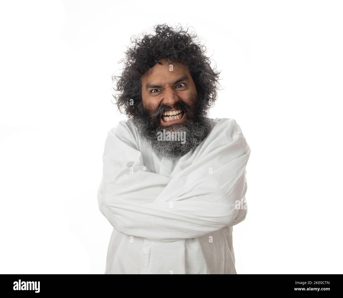 Gros plan d'un homme mental qui s'emballe avec la rage dans un blouson sur fond blanc Banque D'Images