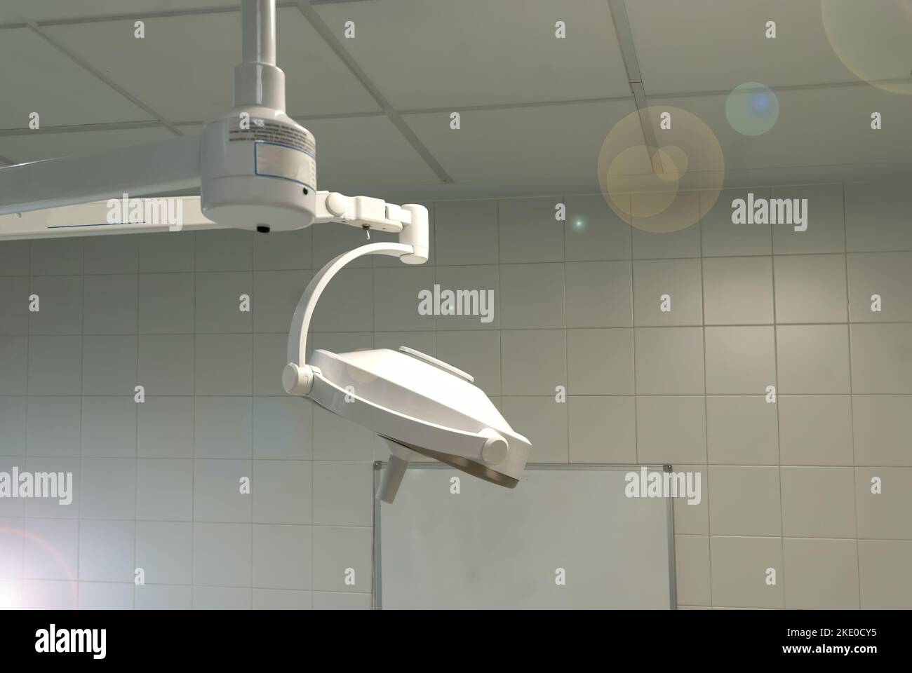 plafonnier dans la salle d'autopsie, équipement médico-légal Banque D'Images