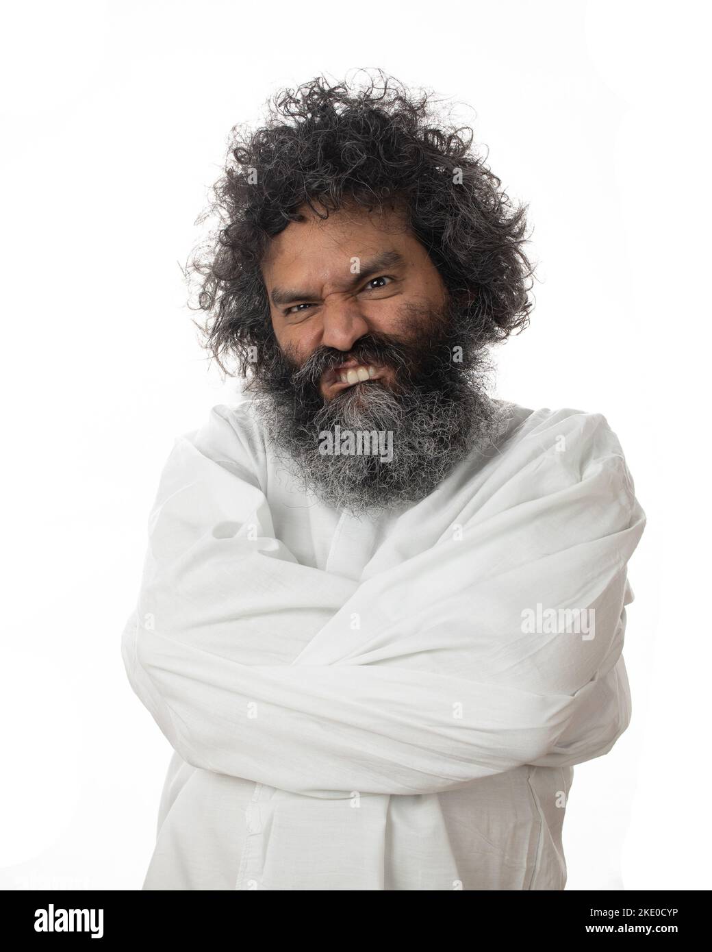Un cliché vertical d'un psychopathe mâle qui s'emballe dans une camisole de force, séance photo en studio Banque D'Images