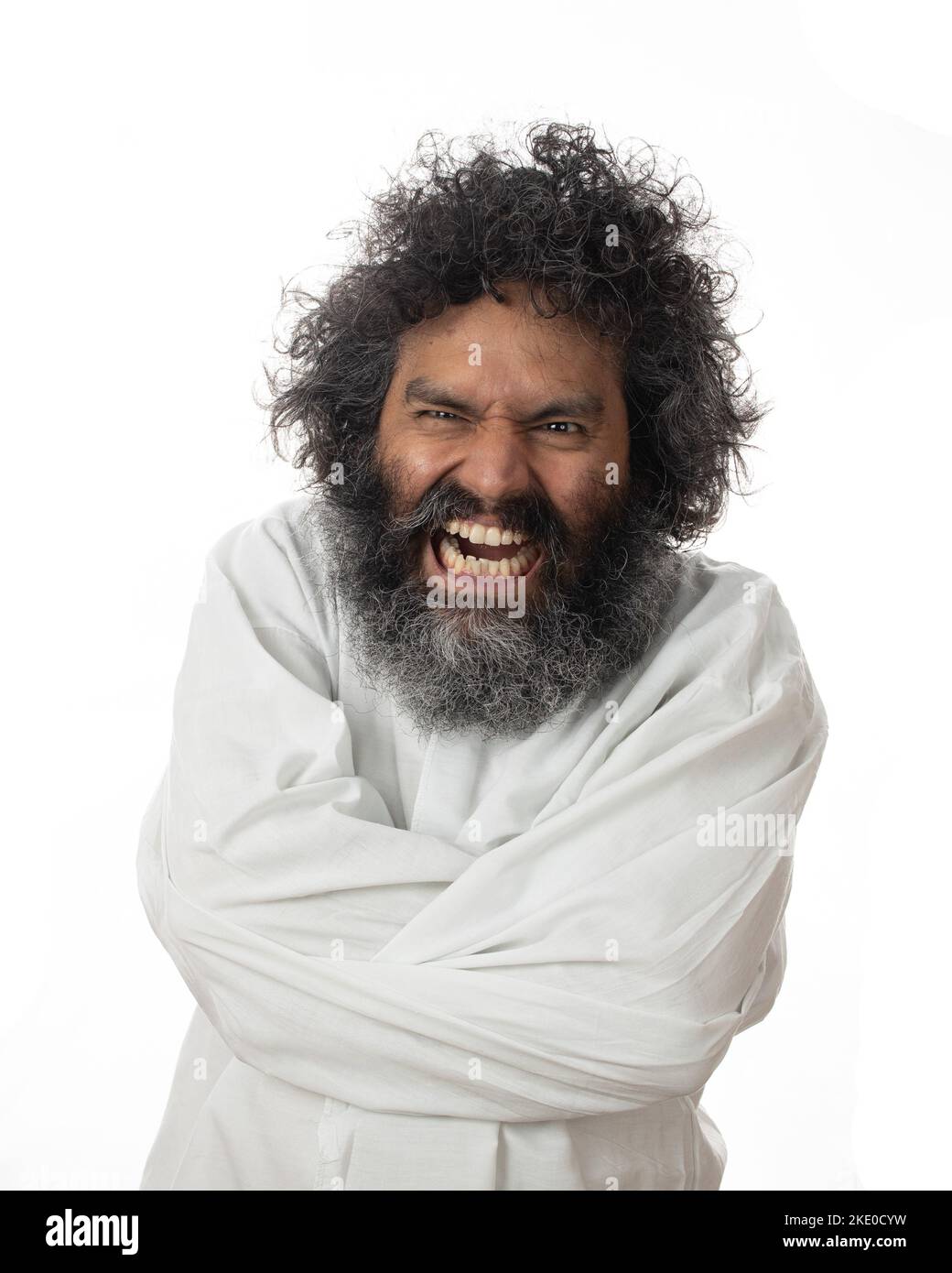 Un cliché vertical d'un psychopathe mâle avec un sourire étrange dans une chemise de straitwant, séance de photoshoot studio Banque D'Images