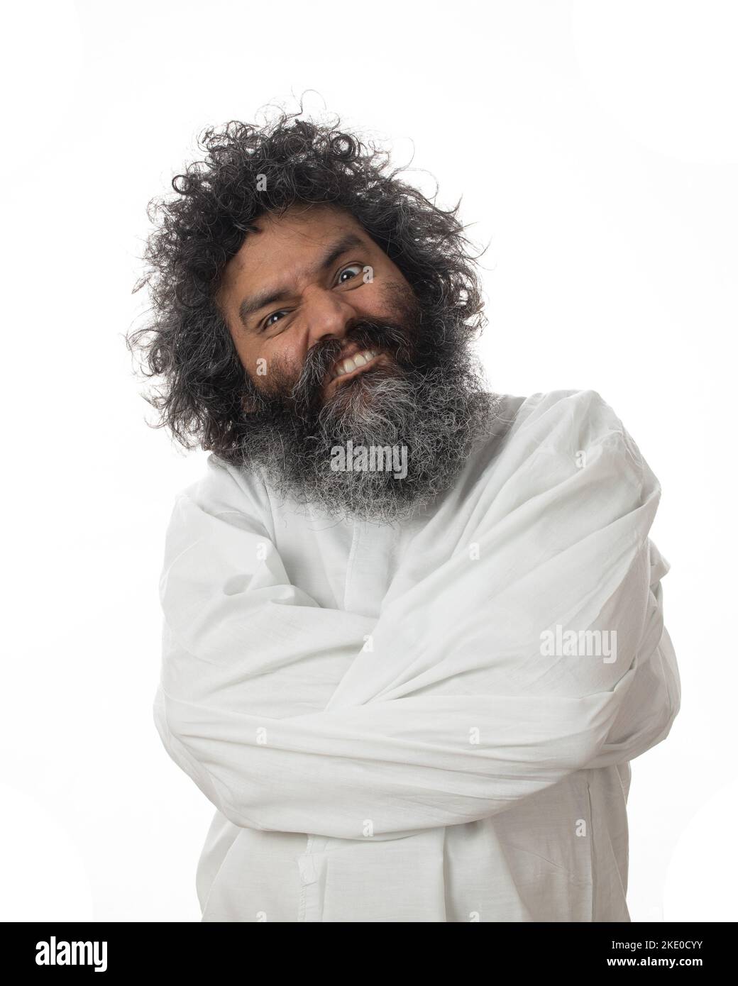 Un cliché vertical d'un psychopathe mâle qui s'emballe avec la rage dans un manteau de straitwant sur un fond blanc Banque D'Images