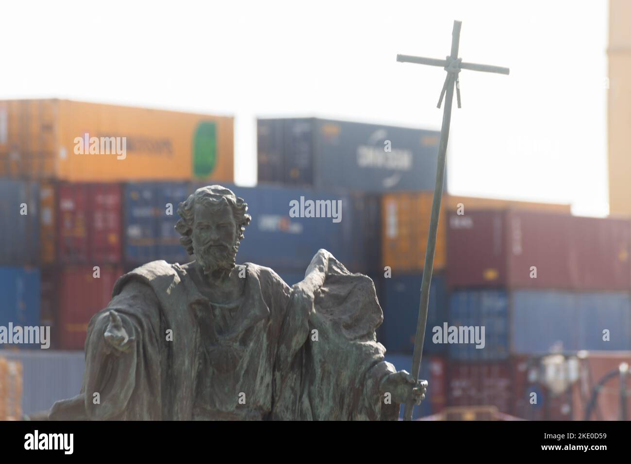 CARTAGENA, ESPAGNE - 20 SEPTEMBRE 2022 l'image du saint en bronze sur pierre naturelle par un sculpteur de Carthagène est de trois mètres de haut et est Banque D'Images