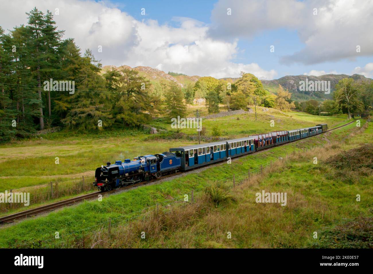 Train à vapeur sur le chemin de fer à vapeur de Ravenglass et d'Eskdale un chemin de fer à vapeur de 7mile 15 pouces à Cumbria en Angleterre Banque D'Images