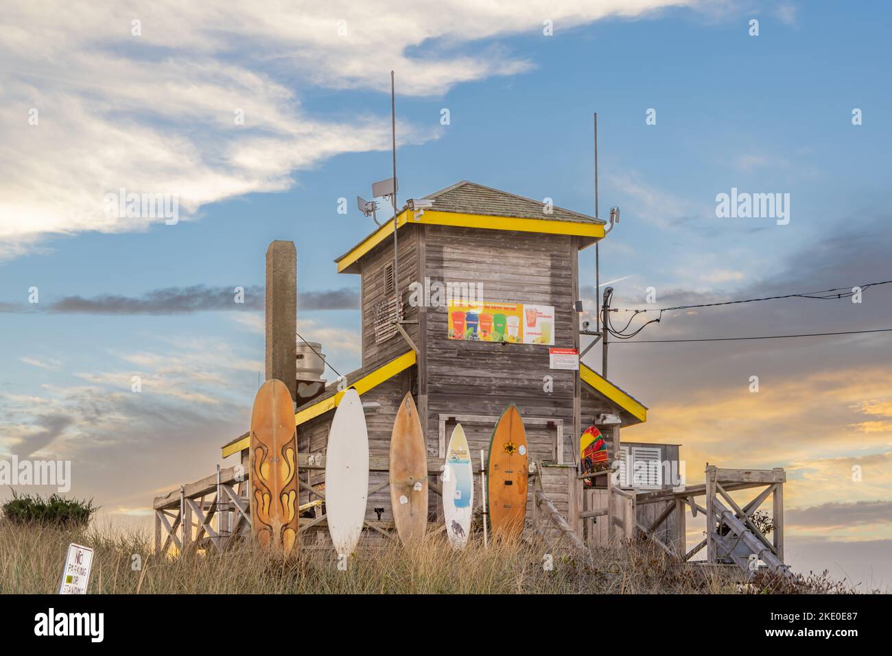 Cabane sur la plage dans un paysage d'automne Banque D'Images