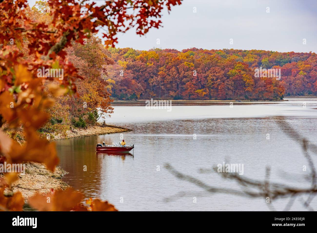 Un vieil homme pêche dans le parc régional du lac des Ozarks, au Missouri Banque D'Images