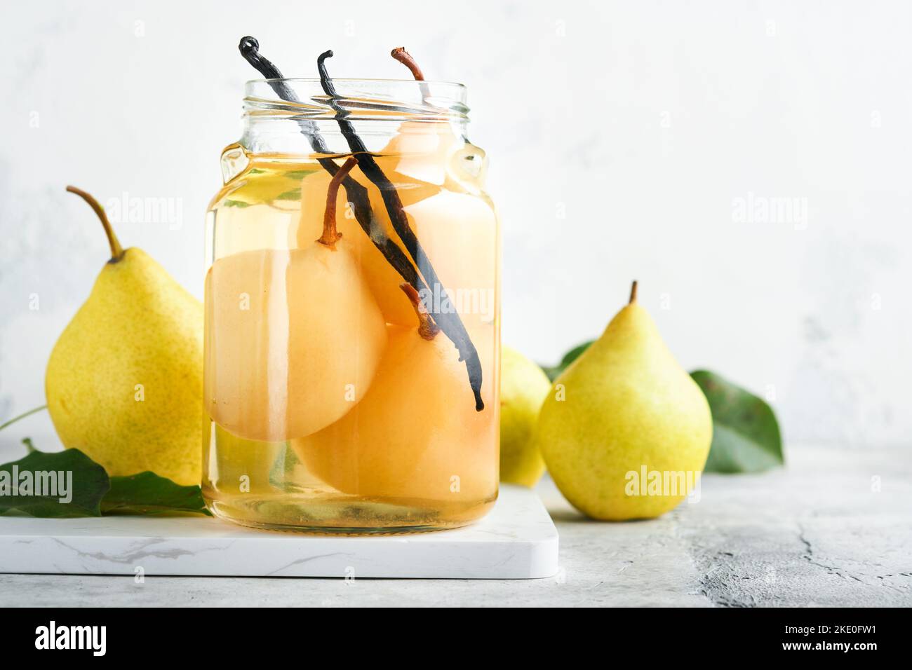 Compote de poire en conserve avec vanilline. Compote de poires. Délicieux compote de poires maison en boîte dans des pots en verre à la maison sur fond clair. Plats faits maison. SP Banque D'Images