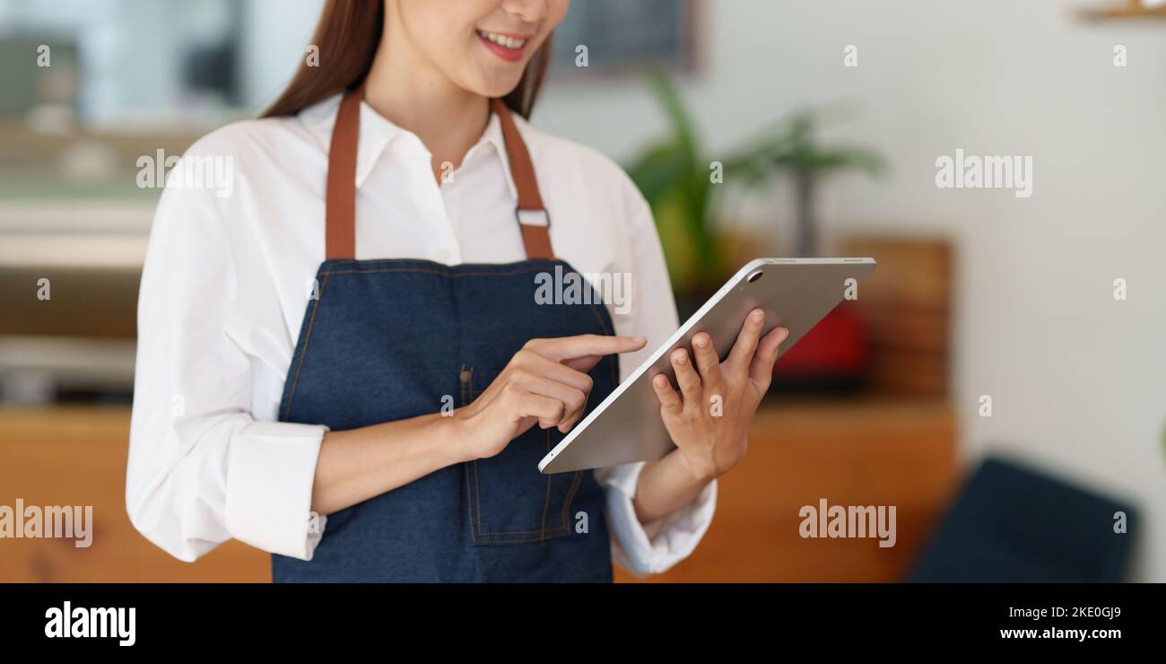 Portrait de la mise en route propriétaire réussi de petite entreprise dans le café. PME entrepreneur vendeur concept d'affaires Banque D'Images