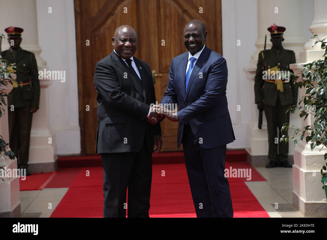 Nairobi, Kenya. 09th novembre 2022. Le président du Kenya, William Ruto, et le président sud-africain, Cyril Ramaphosa, posent pour une photo avant d'organiser des pourparlers bilatéraux à State House à Nairobi. Le président sud-africain est au Kenya pour une visite d'État de deux jours. Crédit : SOPA Images Limited/Alamy Live News Banque D'Images