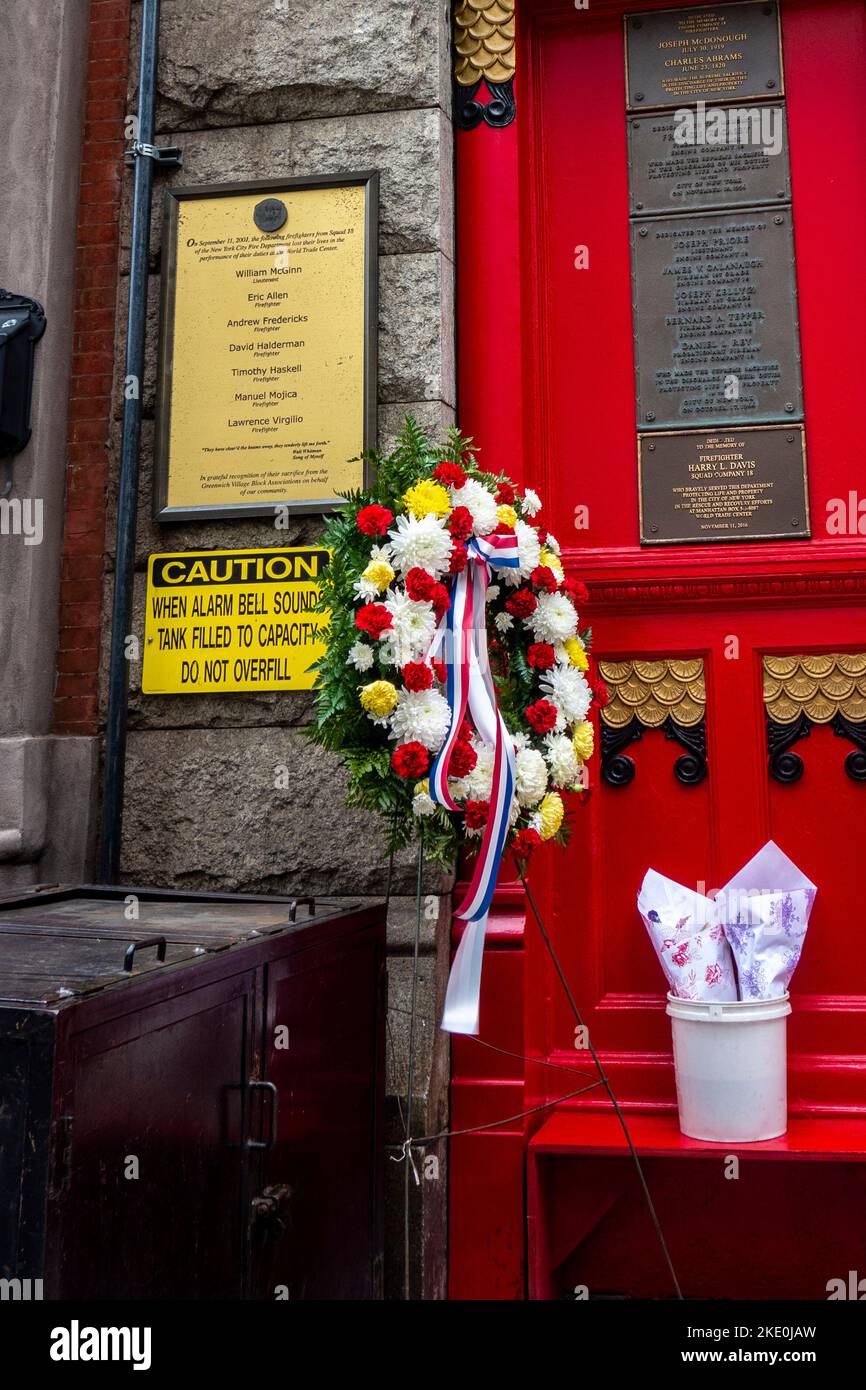 Souvenir de 9/11 avec des fleurs devant la liste des pompiers perdus sur 9/11 Squad 18 Firehouse 10th St, Greenwich Village, New York City, NY, Banque D'Images