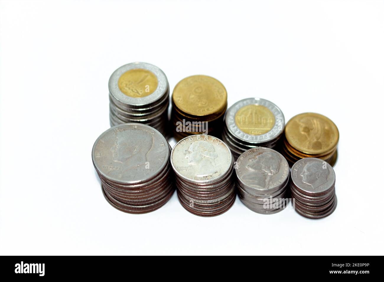 Pièces égyptiennes et américaines en piles de 1 EGP LE une livre, cinquante piasters, un demi-dollar 50 cents, 25 cents quarts, dix cents 10 cents et cinq cents, Banque D'Images