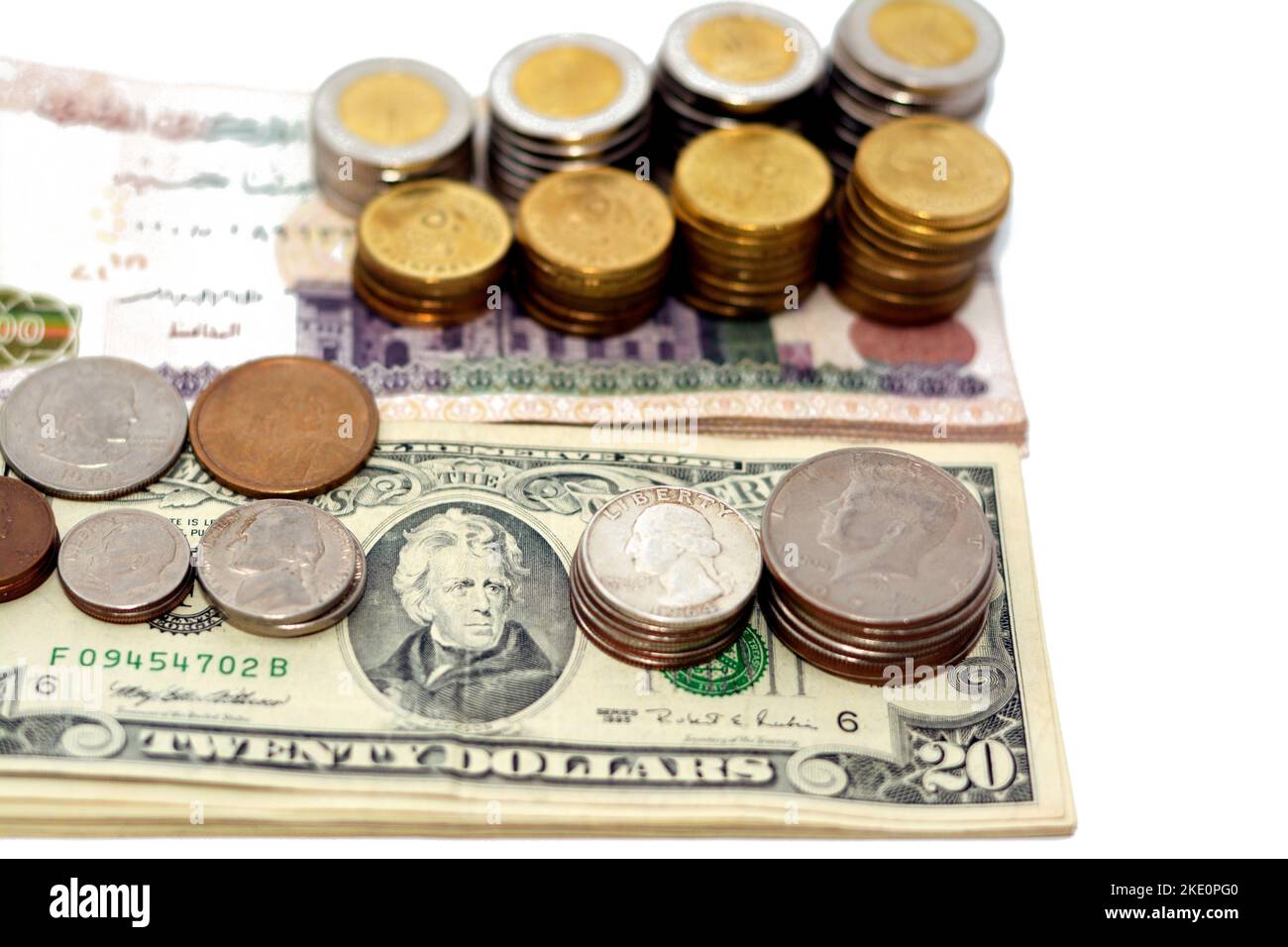 Piles de pièces américaines de 1 dollar, 50 cents, quarts, 10 cents dime et un cent et pièces égyptiennes de 1 EGP LE une livre et une demi-livre 50 pias Banque D'Images