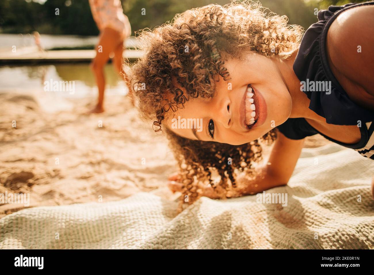 Portrait d'une fille ludique aux cheveux bouclés en vacances Banque D'Images
