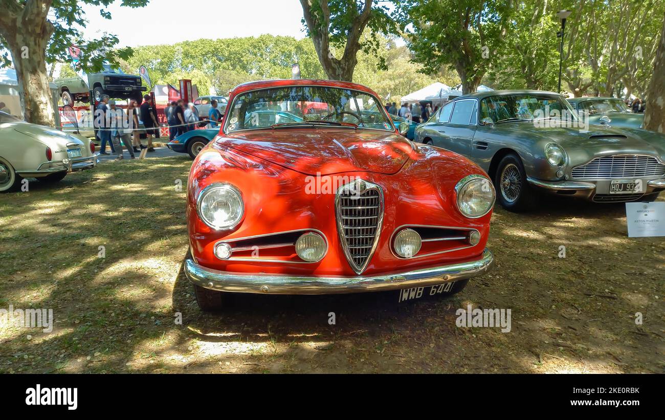 Vieux sport rouge 1954 Alfa Romeo 1900 SS Carrozzeria Touring Super Leggera coupé dans un parc. Nature, arbres. Autoclasica 2022 Classic car show. Vue avant. Banque D'Images