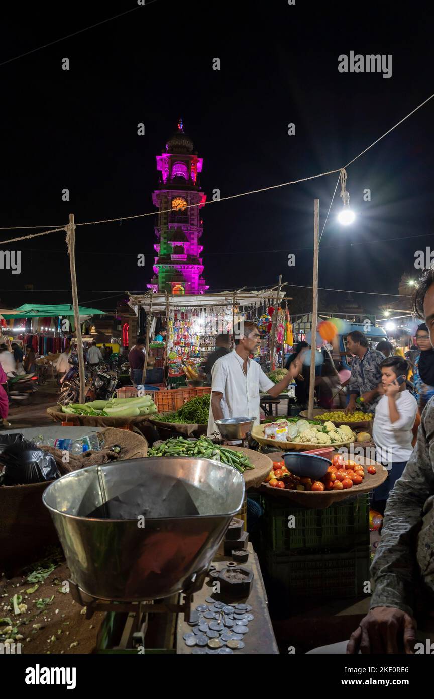 Jodhpur, Rajasthan, Inde - 18.10.2019 : Vente de légumes verts au célèbre marché de Sardar et à la tour de l'horloge Ghanta ghar à Jodhpur, Raj Banque D'Images