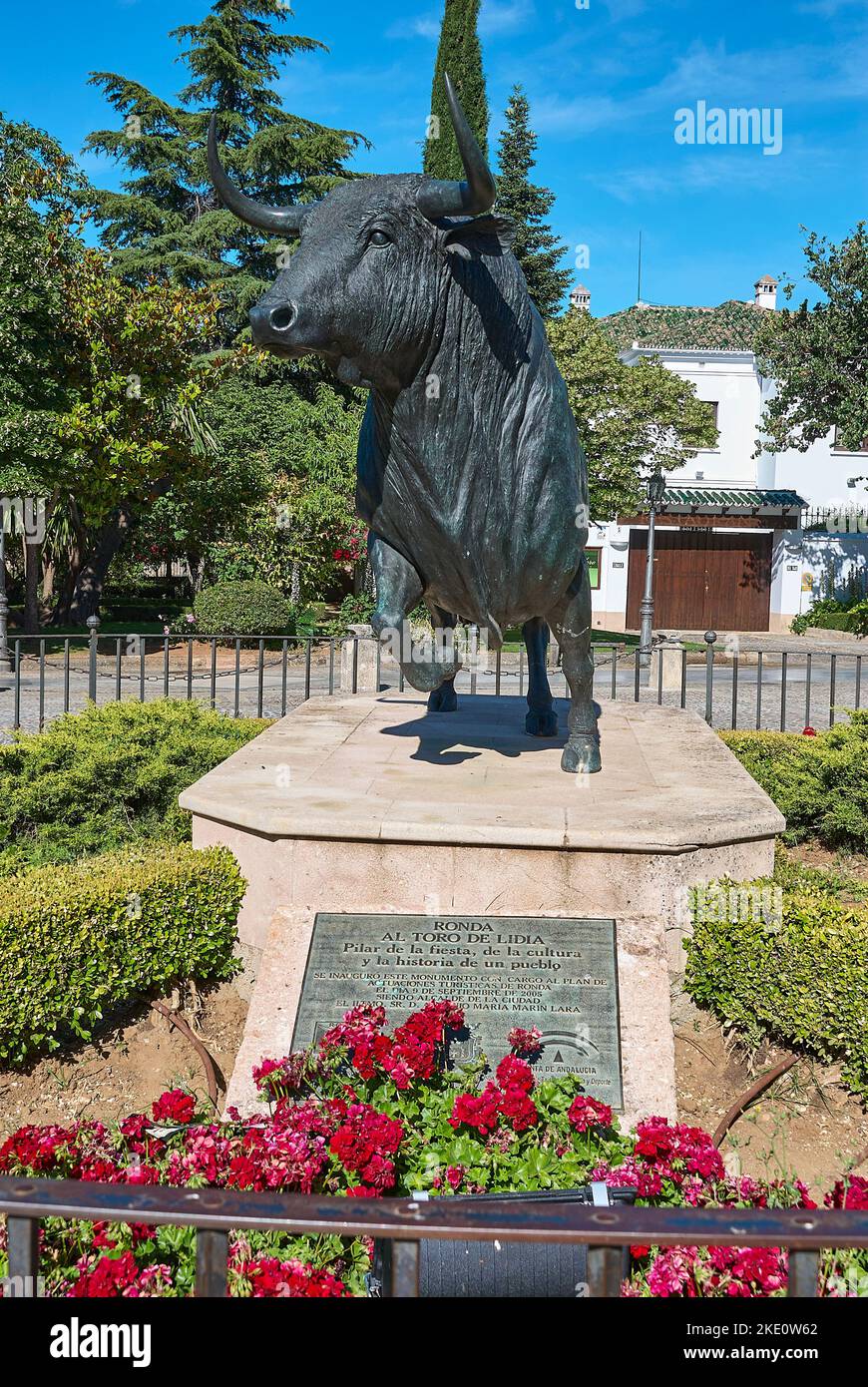 Ronda, Espagne - 06 09 2014 : statue de bronze en face de l'arène de corrida à Ronda, Andalousie Banque D'Images