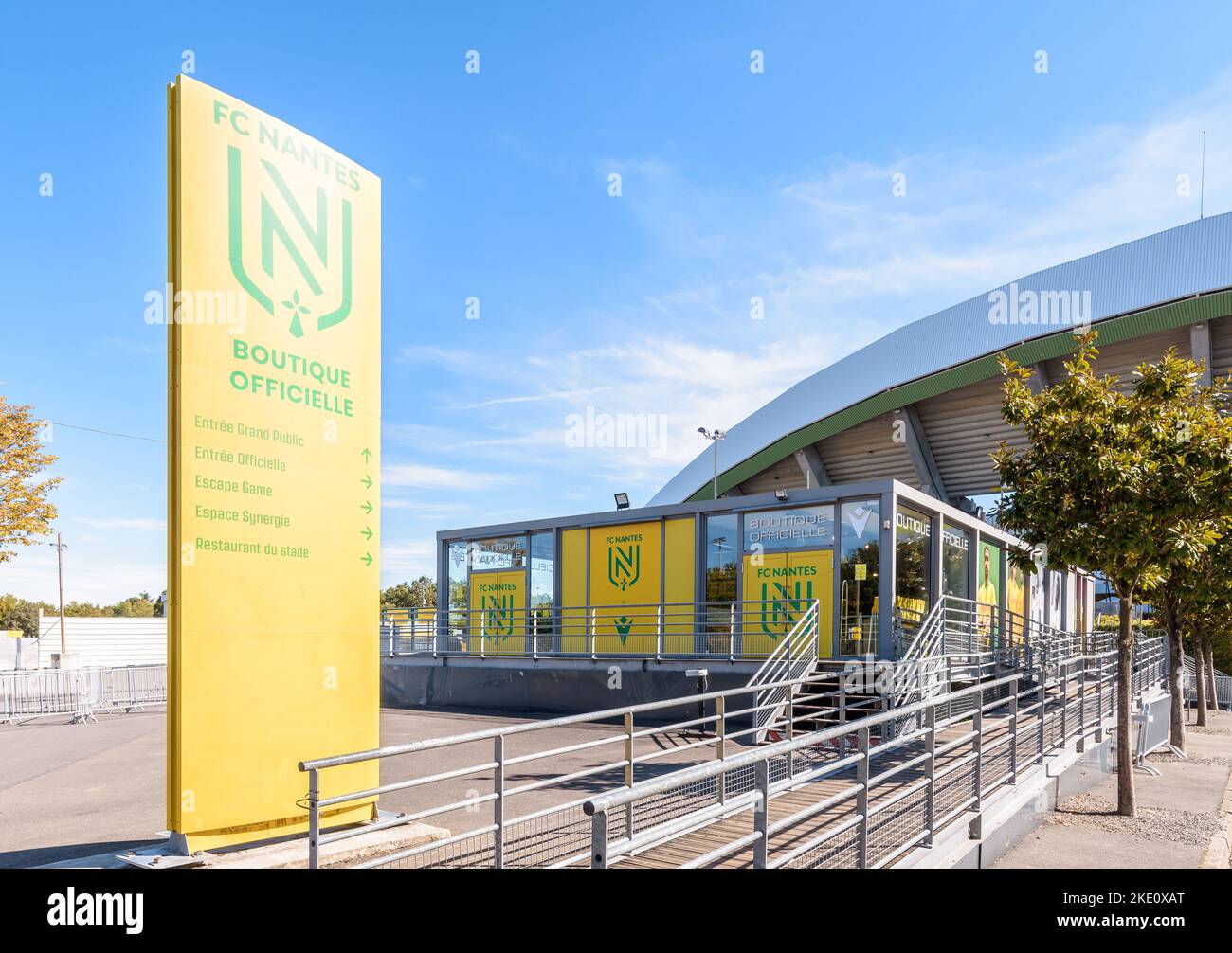 Entrée du magasin officiel du club de football du FC Nantes en dehors du stade de la Beaujoire à Nantes, France. Banque D'Images