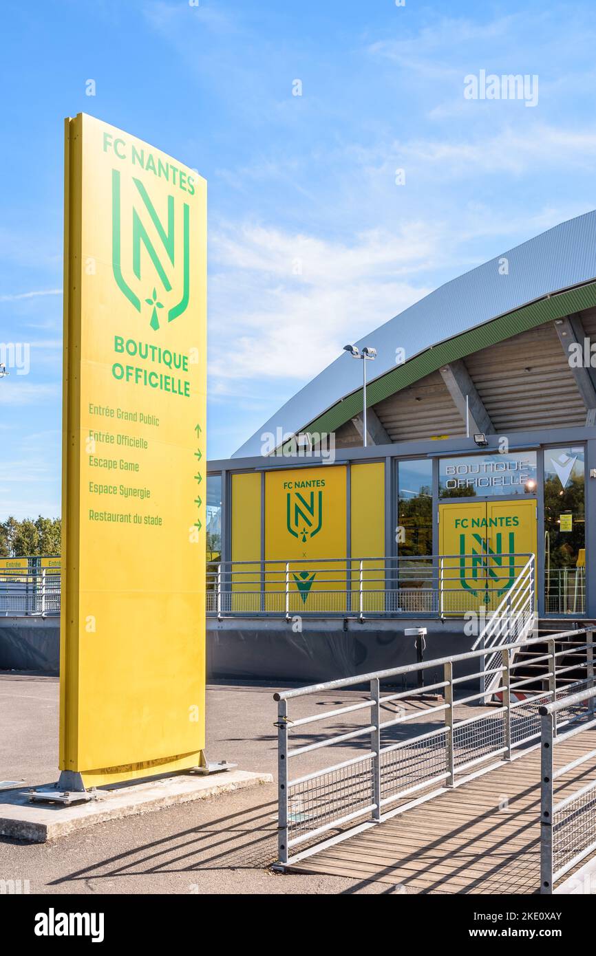 Entrée du magasin officiel du club de football du FC Nantes en dehors du stade de la Beaujoire à Nantes, France. Banque D'Images