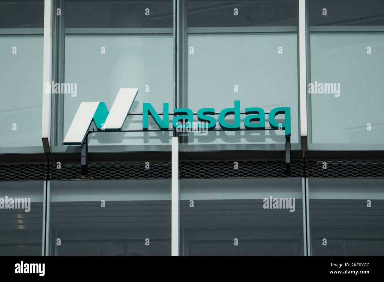 Logo de la société NASDAQ sur un bureau moderne à Vilnius, Lituanie, 09 novembre 2022. NASDAQ - le premier fournisseur de technologies de négociation, de compensation et d'échange Banque D'Images