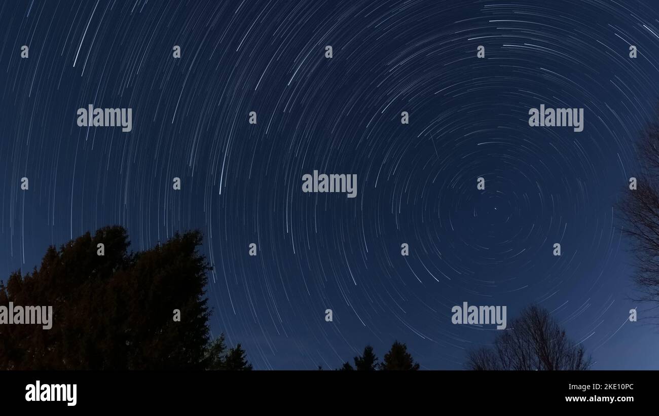 Une belle photo d'un mouvement d'étoile causé par la rotation de la Terre avec une longue exposition Banque D'Images