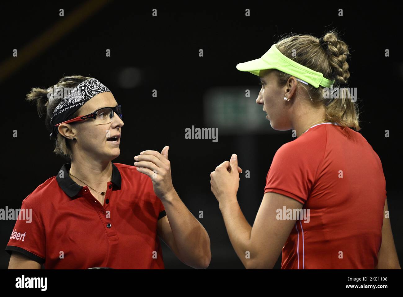 Glasgow, Écosse, 09/11/2022, Kirsten Flipkens Belge et Elise Mertens Belge photographiés lors d'un double match de tennis contre le couple slovaque Kuzmova-Mihalikova, le troisième match de l'égalité entre la Belgique et la Slovaquie lors de la phase de groupe des finales de la coupe Billie Jean King à Glasgow, en Écosse, le mercredi 09 novembre 2022. Le tournoi a lieu de 8 novembre jusqu'à 13 novembre 2022. BELGA PHOTO LAURIE DIEFFEMBACQ Banque D'Images