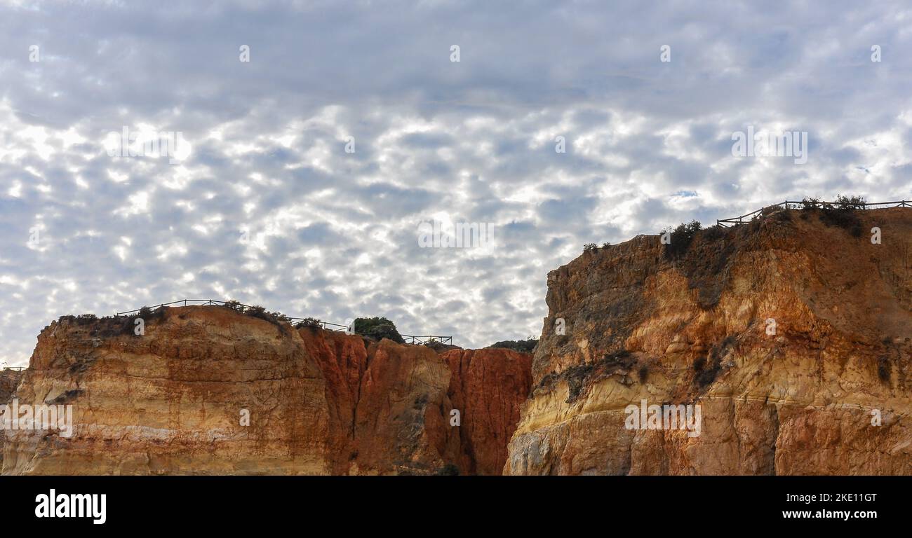 Ciel sombre et nuageux au-dessus des falaises calcaires sur la plage de Tres Castelos à Portimao, Algarve (Portugal) Banque D'Images