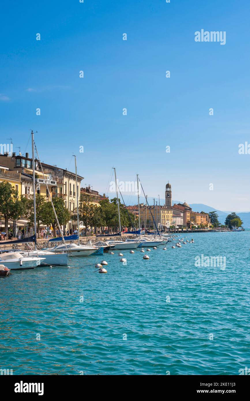 Lac de Garde Salo, vue en été de la pittoresque ville de Salo située au bord du lac de Garde, au sud-ouest du lac de Garde, Lombardie, Italie Banque D'Images