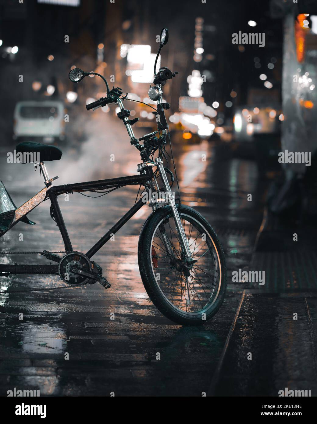 Un vélo debout sur une rue sur Times Square à manhattan avec des lumières et de la vapeur en arrière-plan la nuit Banque D'Images