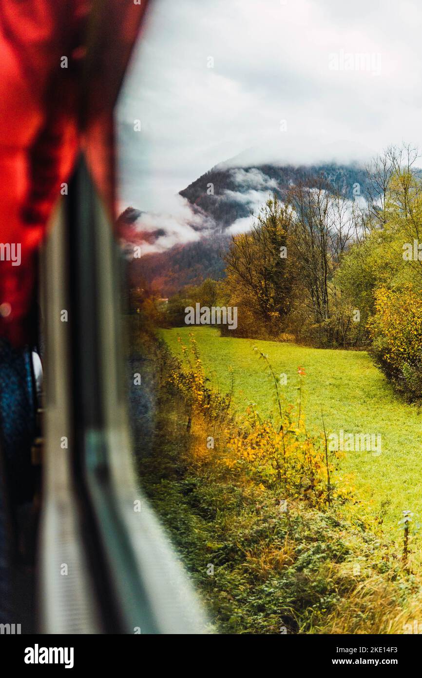 vue de la fenêtre du train sur les paysages de l'autriche Banque D'Images